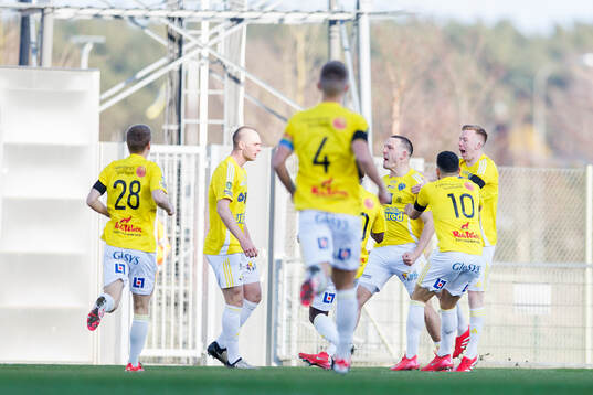 Falkenbergs Viktor Ekblom jublar med laget