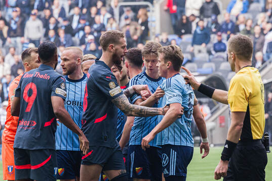 Malmö FFs Pontus Jansson och Djurgårdens Rasmus Schuller