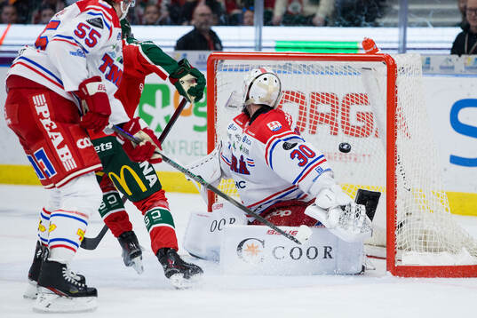 Frölundas Noah Hasa gör 2-1 bakom Timrås målvakt Jacob