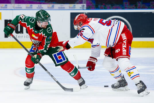 Frölundas Linus Weissbach och Timrås Miika Koivisto