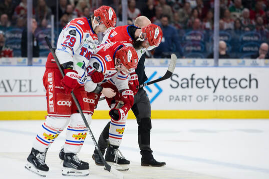 Timrås Jonathan Dahlén leds av isen skadad