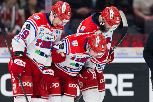 Timrås Jonathan Dahlén leds av isen skadad