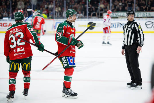 Frölundas Nicklas Lasu lämnar isen