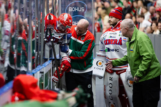 Timrås Jonathan Dahlén lämnar isen