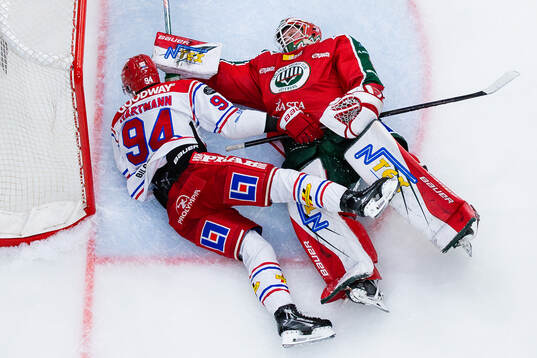 Timrås Sebastian Hartmann krockar med Frölundas målvakt