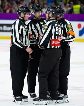 Linjedomare Gustav Jonsson, domare Andreas Harnebring,