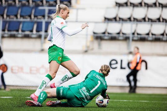 Hammarbys Ellen Wangerheim och Linköpings målvakt Cajsa