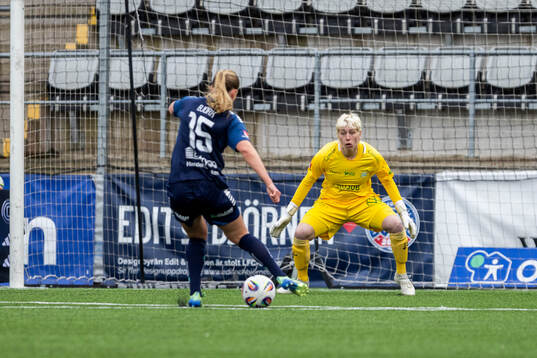 Linköpings Lisa Björk och Hammarbys målvakt Moa Edrud