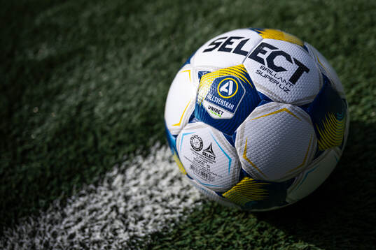 Allsvenskans och Unibets logga på en fotboll