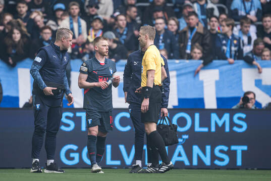 Malmö FFs Anders Christiansen i samtal med domare Glenn