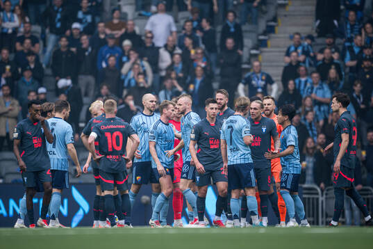 Djurgårdens Tobias Gulliksen och Malmö FFs Arnor