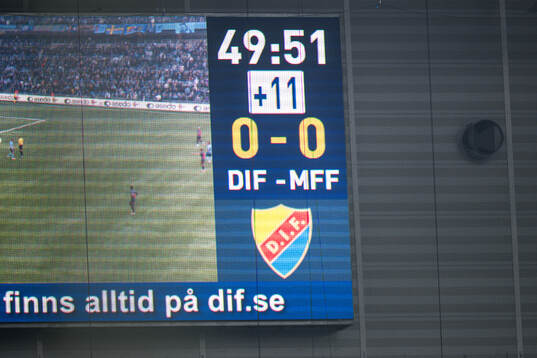 Resultattavla visar 11minuters tilläggstid i första