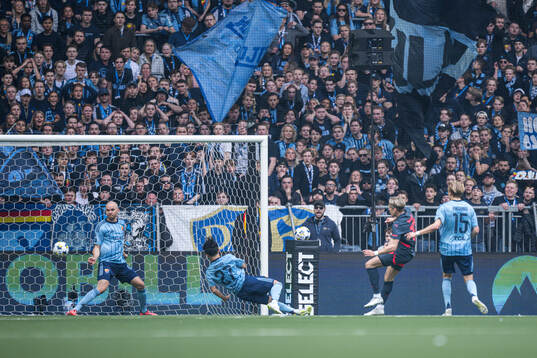 Malmö FFs Jens Stryger Larsen skjuter in 0-1 målet