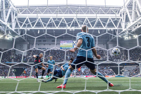 Malmö FFs Jens Stryger Larsen skjuter in 0-1 målet förbi
