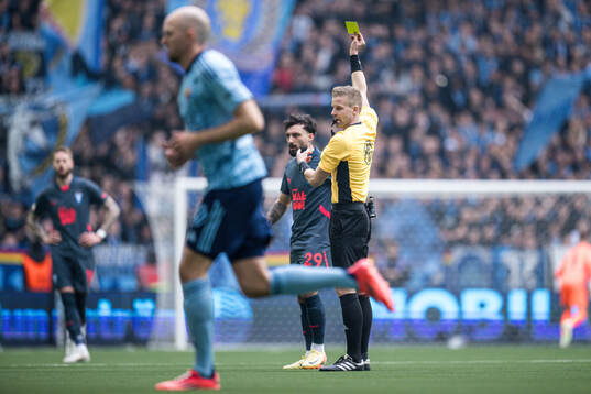 Malmö FFs Sead Haksabanovic får gult kort av domare Glenn