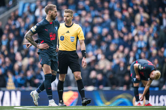 Malmö FFs Pontus Jansson och domare Glenn Nyberg