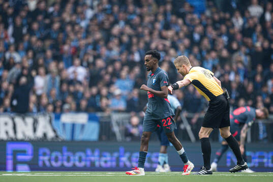 Malmö FFs Taha Ali och domare Glenn Nyberg