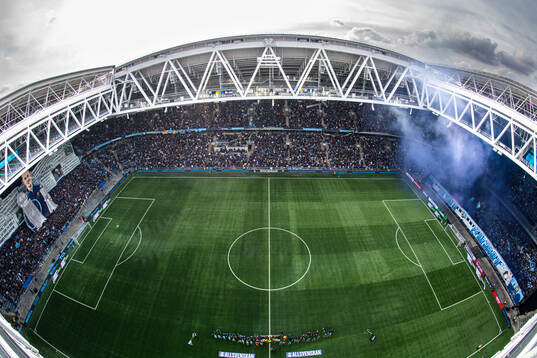 Spelarna vid lineup framför att tifo av Djurgårdens