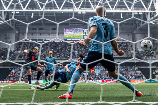Malmö FFs Jens Stryger Larsen gör 1-0 bakom Djurgårdens