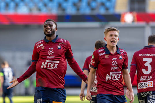 Örgrytes Haladj Maidou Keita och Isak Dahlqvist jublar