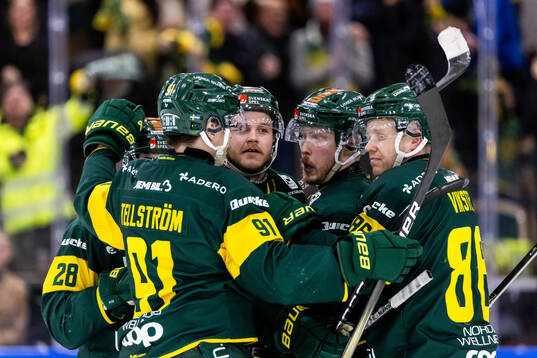 Björklövens Erik Andersson jublar med lagkamrater