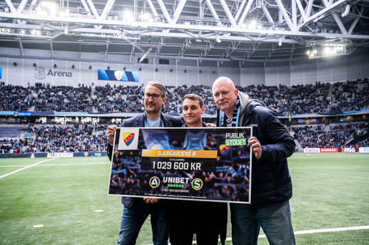 Representanter poserar med en check från Unibet och SEF