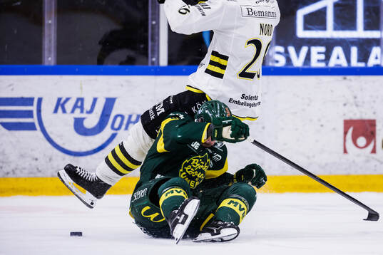 AIKs Oscar Nord och Björklövens Theoklis Theocharidis