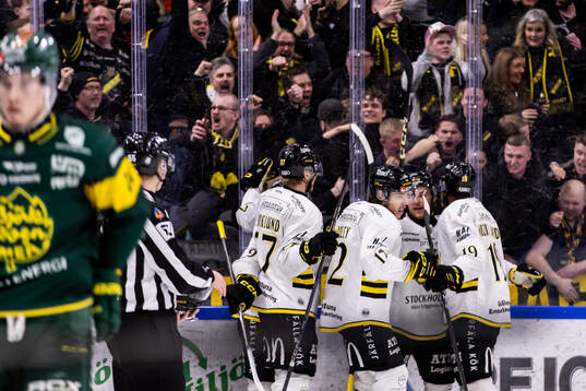 AIKs Scott Pooley jublar med lagkamrater