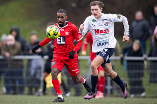 Åstorps FFs Leon Johansson jagar Bergdalens IKs Mohamud Nur