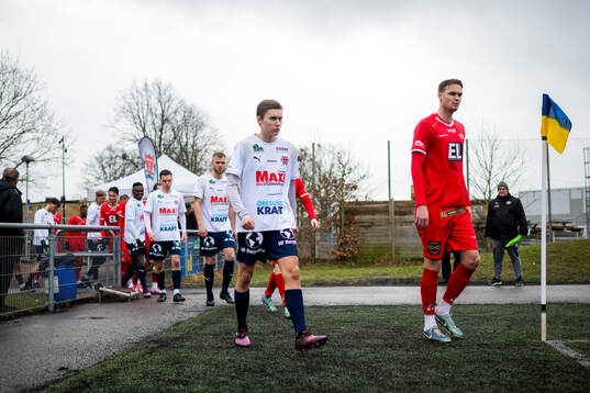 Åstorps FFs och Bergdalens IKs  spelare gör entré