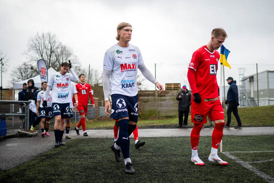Åstorps FFs och Bergdalens IKs  spelare gör entré