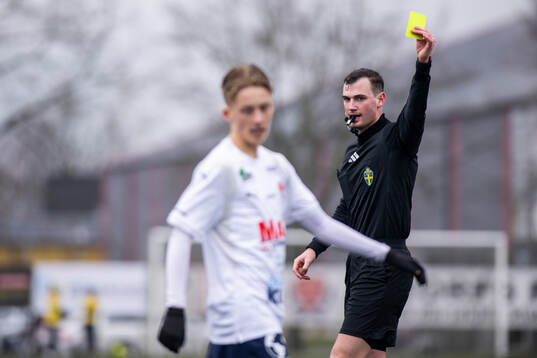 Domare Stjepan Dodik delar ut varning till Åstorps FFs Mio