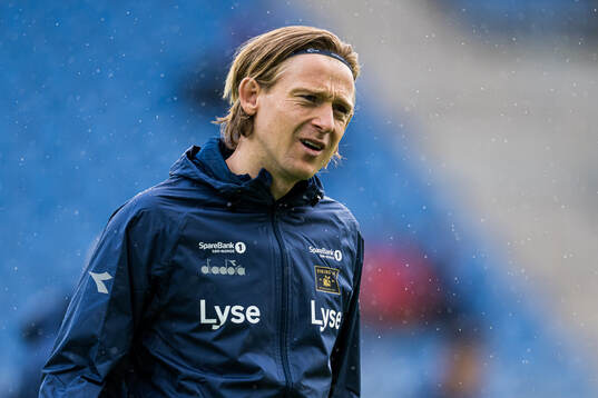 Yann-Erik de Lanlay of Viking warms up