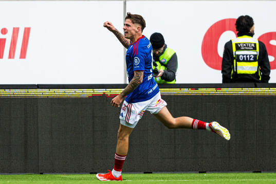 Elias Sørensen of Vålerenga celebrates