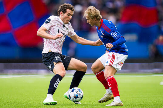 Joe Bell of Viking and Carl Lange of Vålerenga