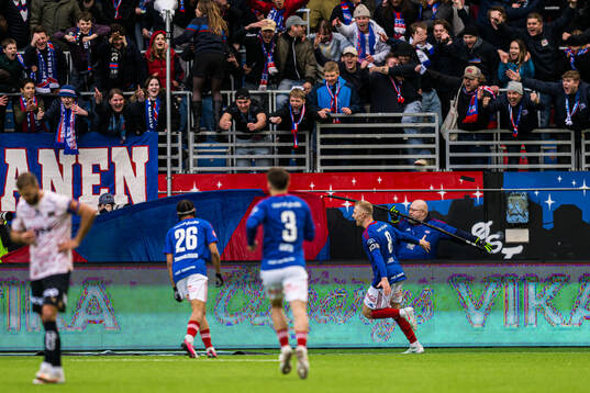 Henrik Bjørdal of Vålerenga celebrates