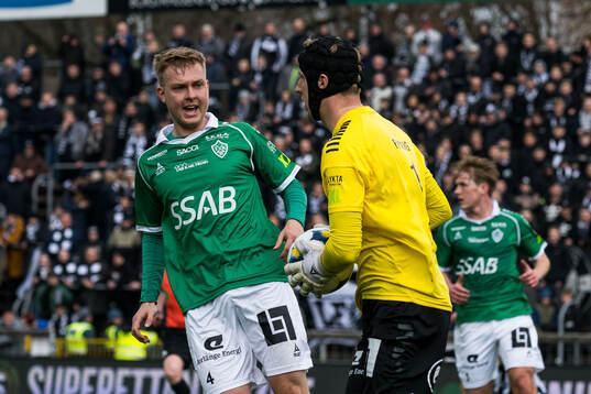 Brages Malte Persson och målvakt Viktor Frodig