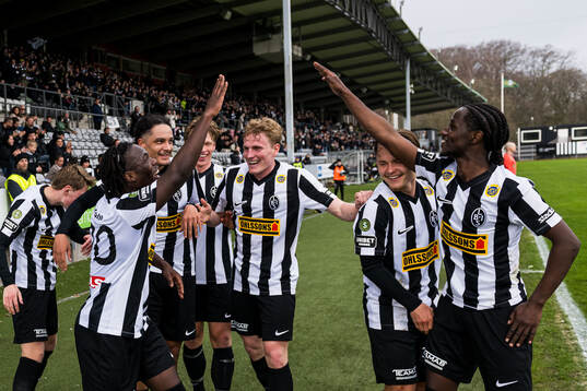 Landskronas Xavier Odhiambo och Max'Med Mohamed jublar