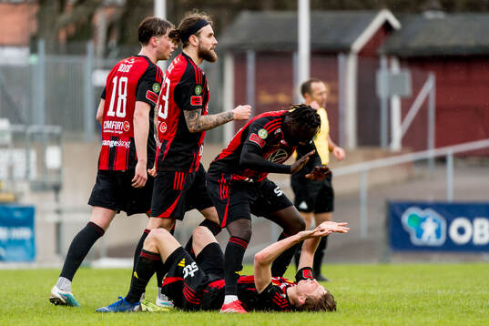 Östersunds Kalipha Jawla och Albin Sporrong jublar