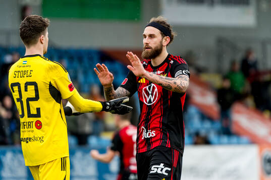 Östersunds Frank Stople och Ali Suljic jublar