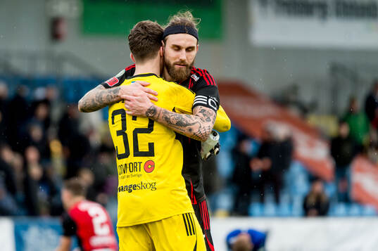 Östersunds Frank Stople och Ali Suljic jublar