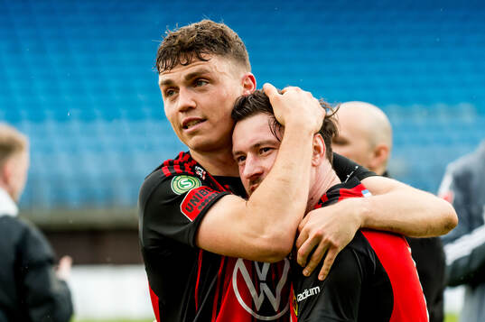 Östersunds Christian Enemark och Jamie Ryan Hopcutt jublar