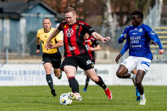 Östersunds James Joseph Kirby och Trelleborgs Emmanuel