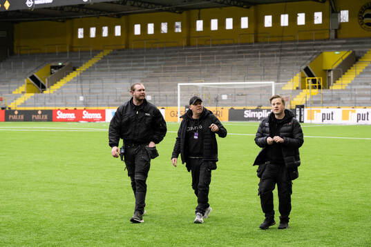 Borås arenas vaktmästare kontrollerar arenan