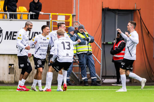 Mjällbys Nicklas Røjkjær jublar med lagkamrater