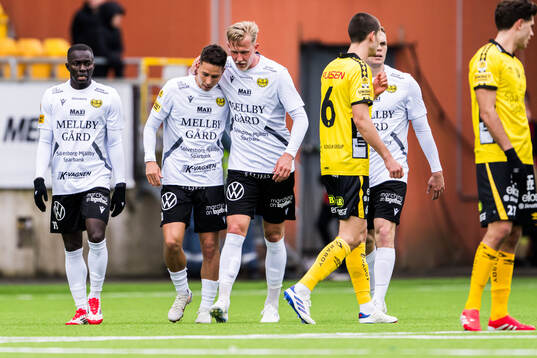 Mjällbys Nicklas Røjkjær jublar med Axel Norén