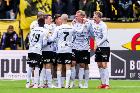 Spelare ur Mjällby jublar