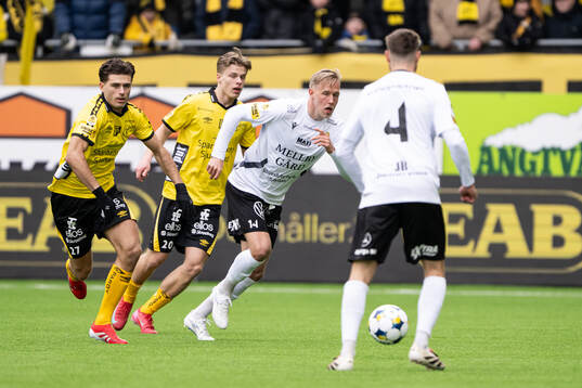 Elfsborgs Besfort Zeneli och Mjällbys Herman Johansson
