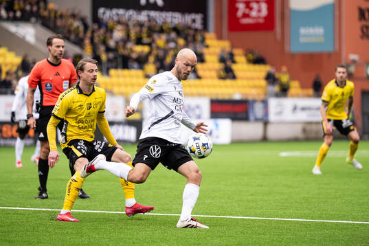 Elfsborgs Simon Hedlund och Mjällbys Viktor Gustafson