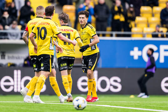 Elfsborgs Besfort Zeneli jublar med lagkamrater